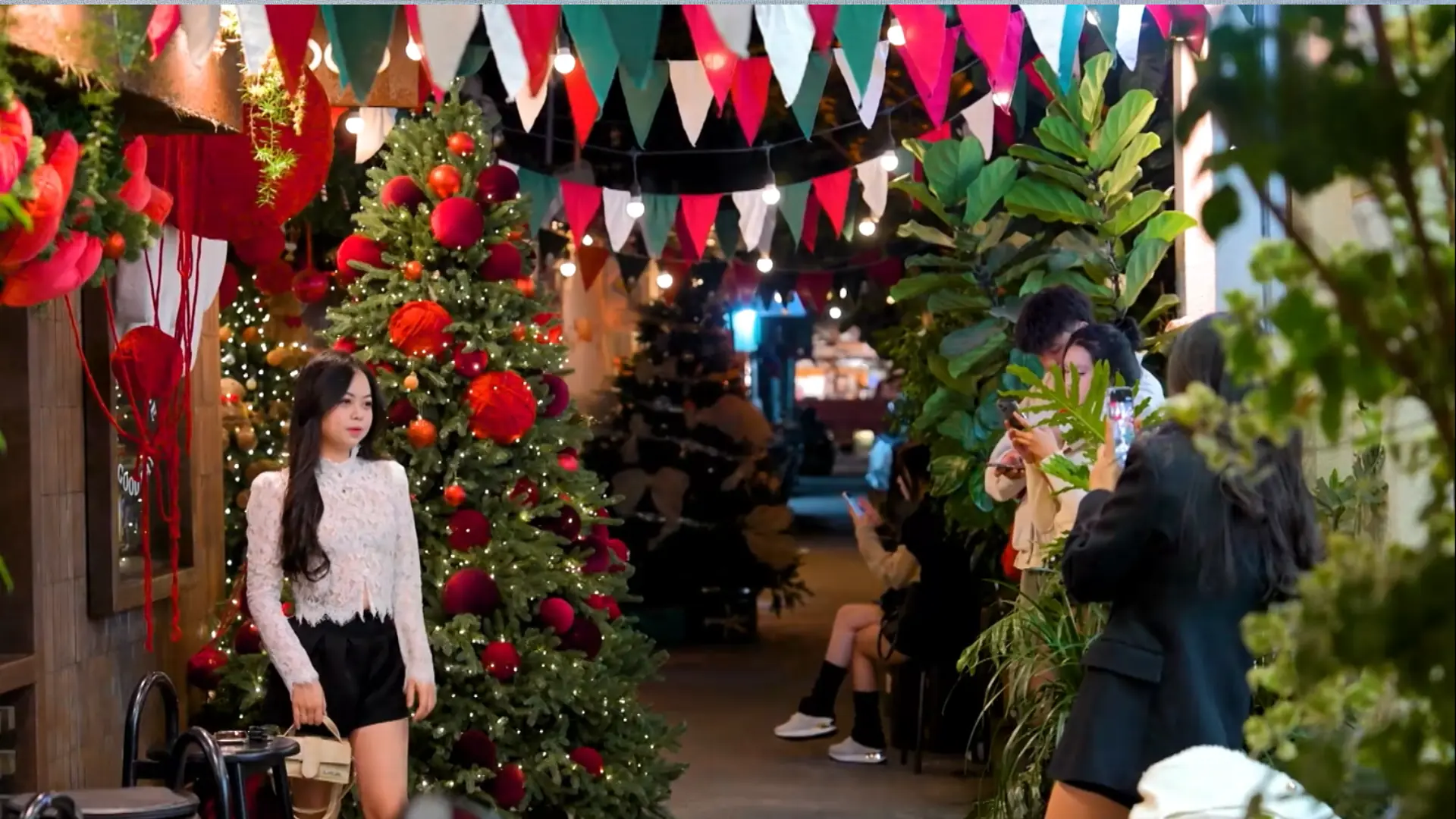 'Ngõ Noel' | Hà Nội đến để yêu | 17/12/2025